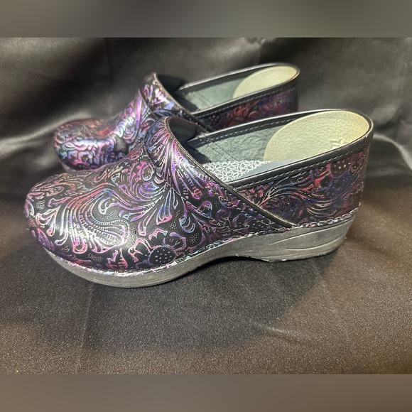 Dansko XP 2.0 Engraved Floral Clogs
European size 38
US size 7.5-8 - Picture 10 of 11